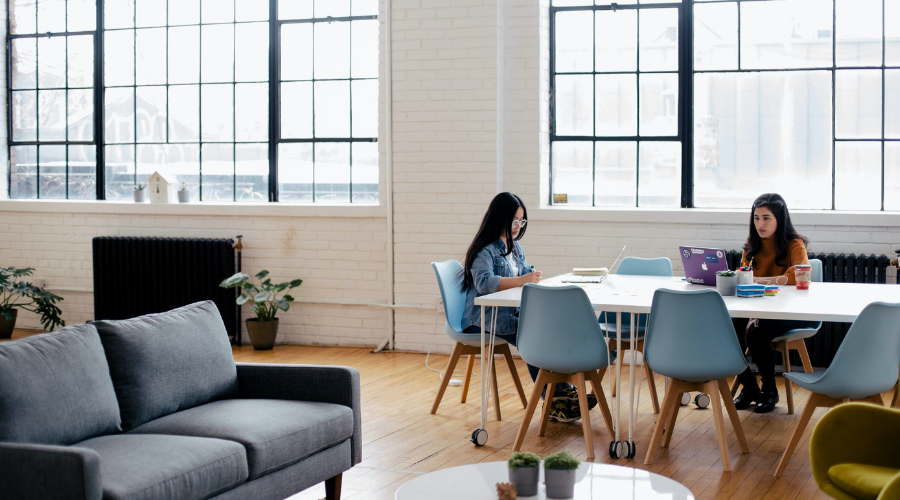 Por qué las patas regulables para muebles son tendencia en oficinas